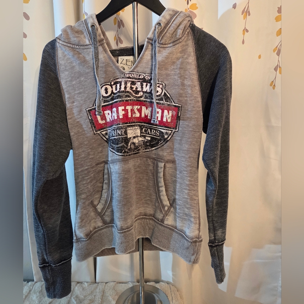 Craft Two-Tone Gray Graphic Crewneck Sweatshirt‎ with Red Accent